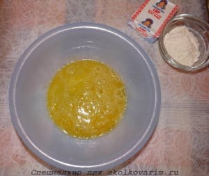 В миске взбить яйцо с добавлением соли и сахара
