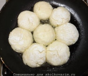 Выложить заготовки в сковороду