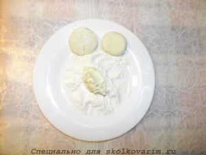 аккуратно обсыпать шар мукой