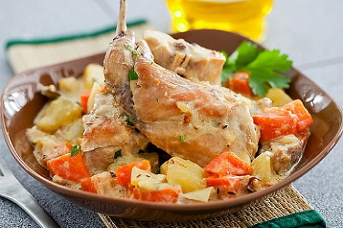тушеный кролик с овощами